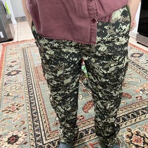 Digital Camo Tactical Camouflage Pants Size Large Look like 30”x30”